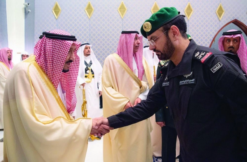 خادم الحرمين مصافحا مستقبليه