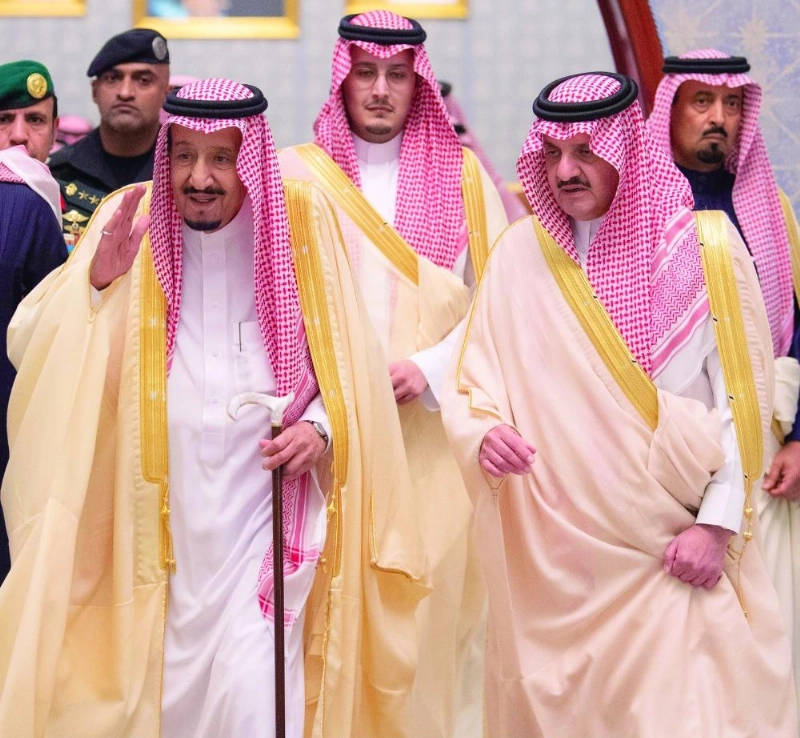 الملك سلمان لدى وصوله إلى المنطقة الشرقية قادما من تونس