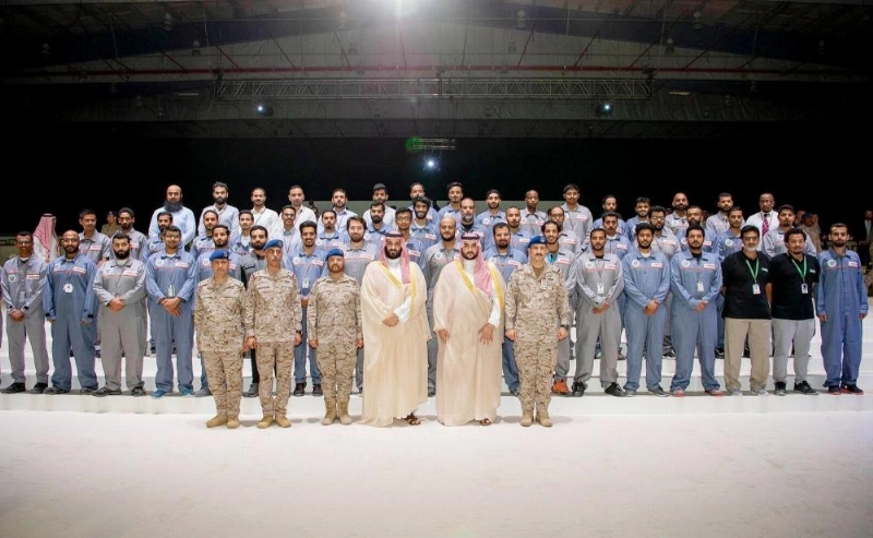 ولي العهد متوسطا طاقم العمل للطائرة في صورة تذكارية