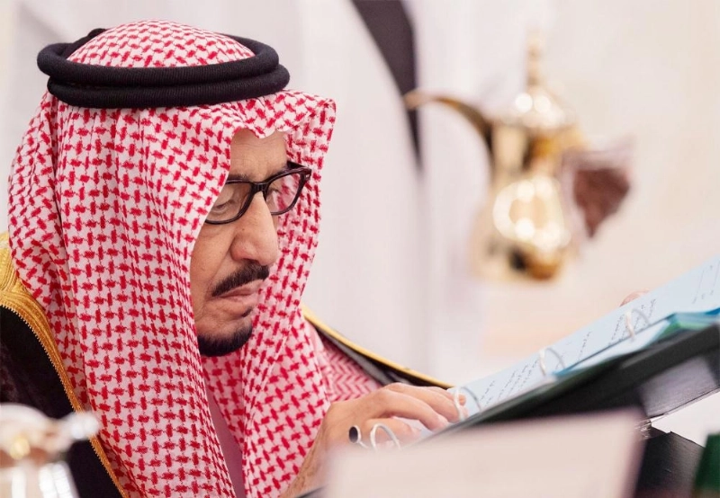 الملك سلمان لدى ترؤسه جلسة المجلس في قصر العزيزية بالخبر أمس (واس)
