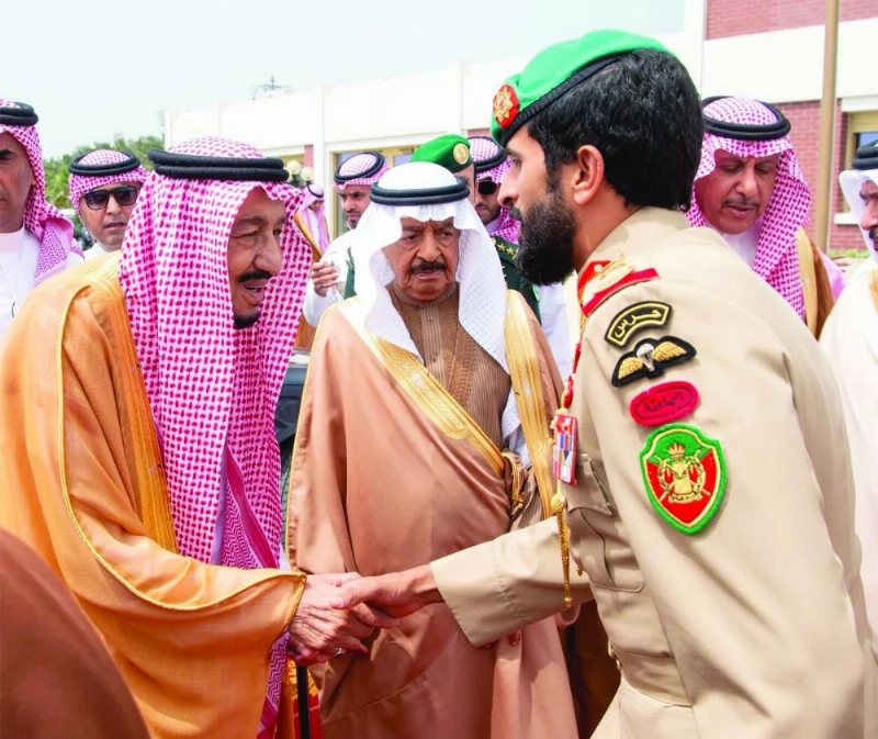 الملك سلمان خلال اللقاء الأخوي مع ملك البحرين في قصر الضيافة (واس)