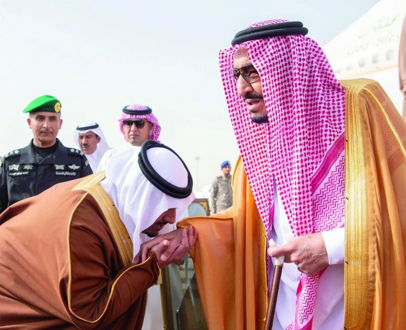 الملك سلمان لدى وصوله إلى الرياض قادما من البحرين (واس)