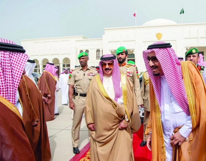 الملك سلمان لدى مغادرته المنامة أمس (واس)