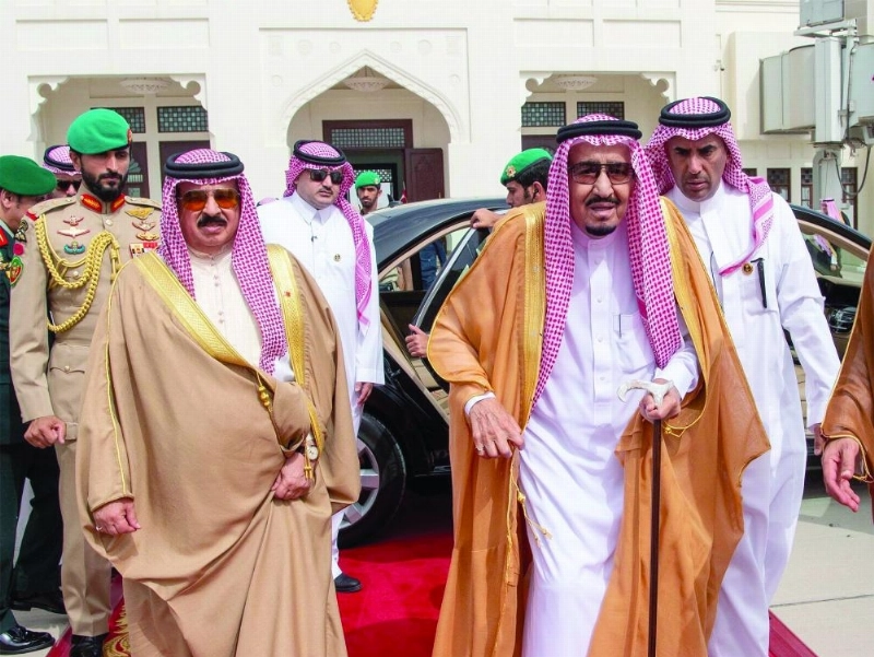 خادم الحرمين مغادرا المنامة وفي وداعه ملك البحرين (واس)