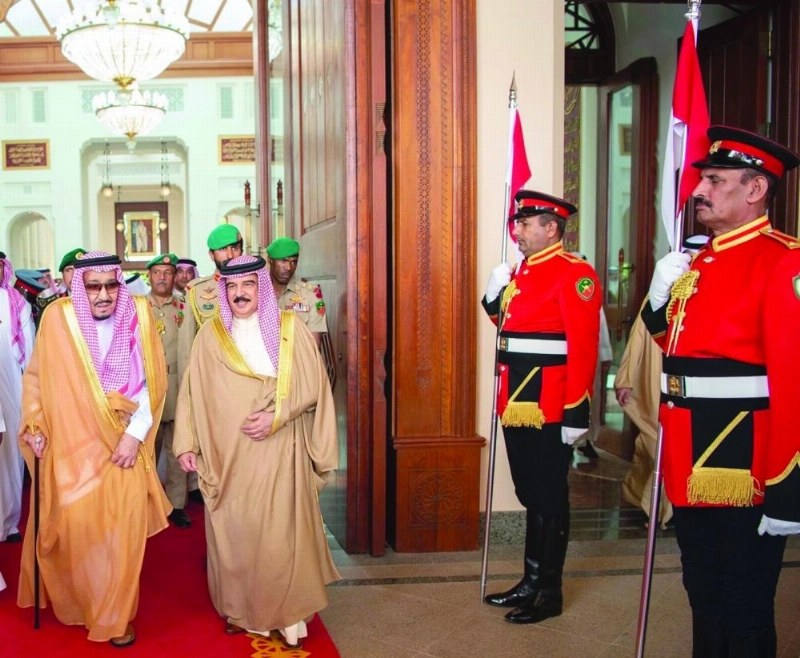 خادم الحرمين مغادرا المنامة وفي وداعه ملك البحرين (واس)