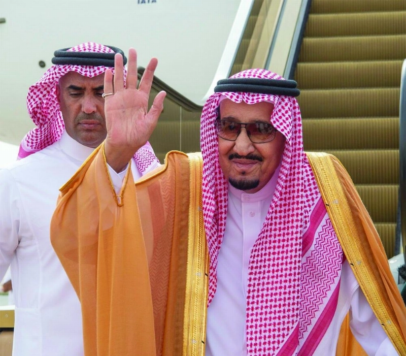 الملك سلمان لدى مغادرته المنامة أمس (واس)