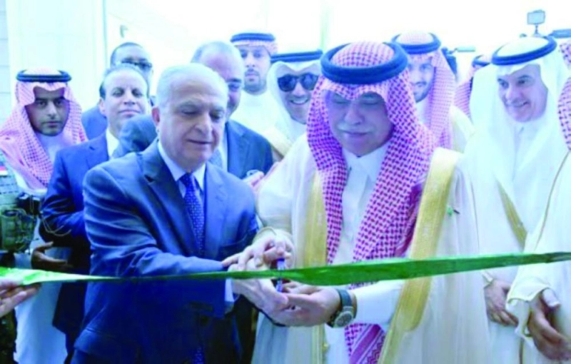 ماجد القصبي وثامر الغضبان خلال قص الشريط (واس)