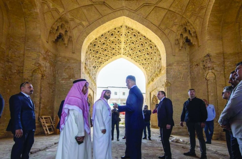 بدر بن فرحان خلال زيارته بعض المواقع التاريخية (واس)