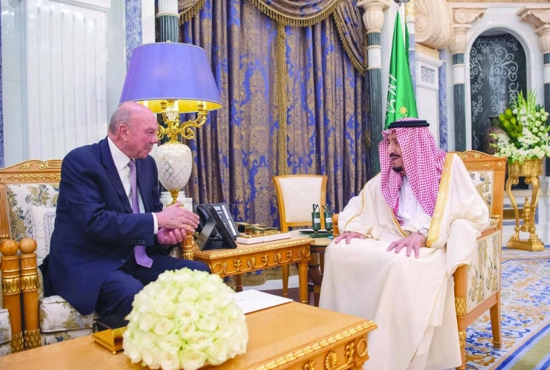 الملك سلمان لدى استقباله فيصل الفايز (واس)