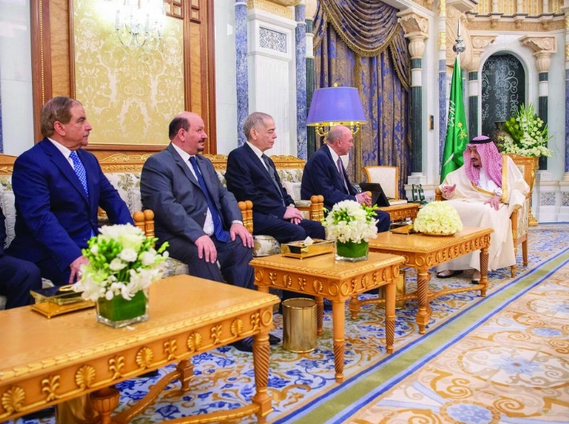 الملك سلمان لدى استقباله فيصل الفايز ومرافقيه أمس بالرياض (واس)