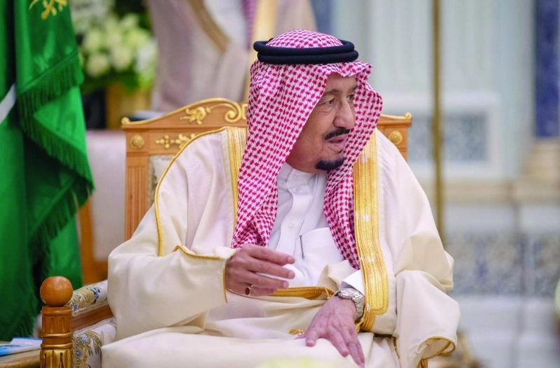 خادم الحرمين خلال استقباله رئيس مجلس الأعيان الأردني