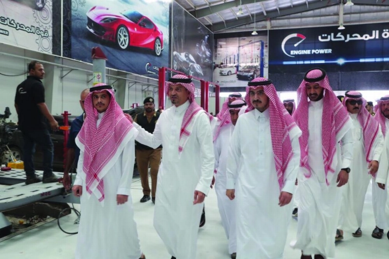 ..ويتفقد مرافق الصناعية