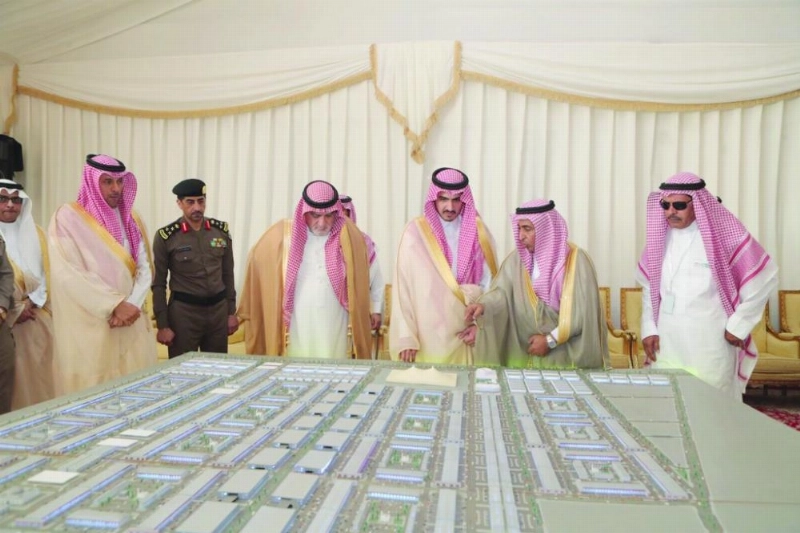 بدر بن سلطان لدى اطلاعه على مجسم مشروع صناعية عسفان (واس)