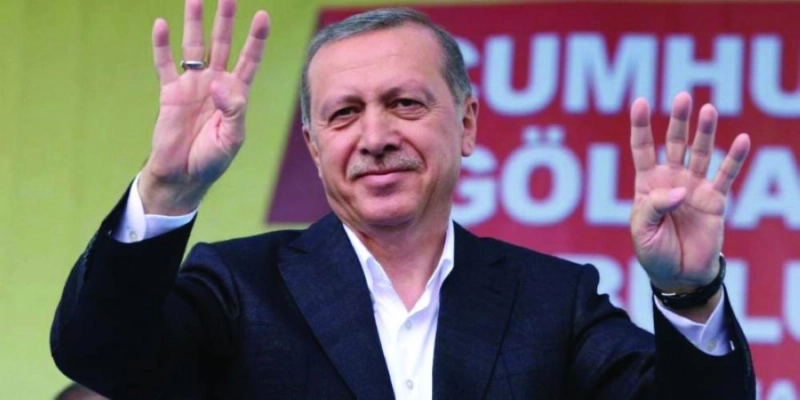 إردوغان يشير بعلامة رابعة (مكة)