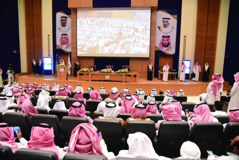 من احتفالات الجامعة بتخرج طلابها (مكة)