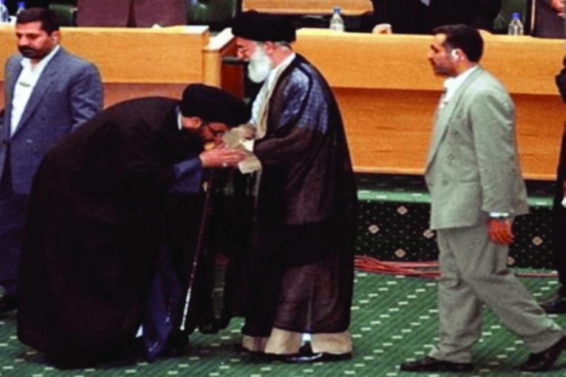 نصرالله يقبل يد خامنئي (مكة)