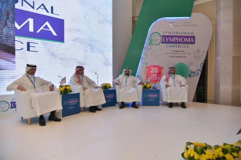 متحدثون في المنصة الرئيسة للمؤتمر (مكة)
