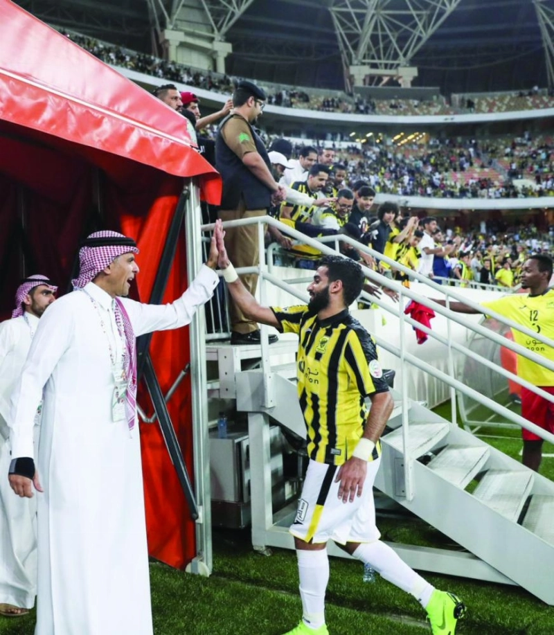 ناظر مهنئا لاعبيه بالفوز على الباطن (إعلامي الاتحاد)