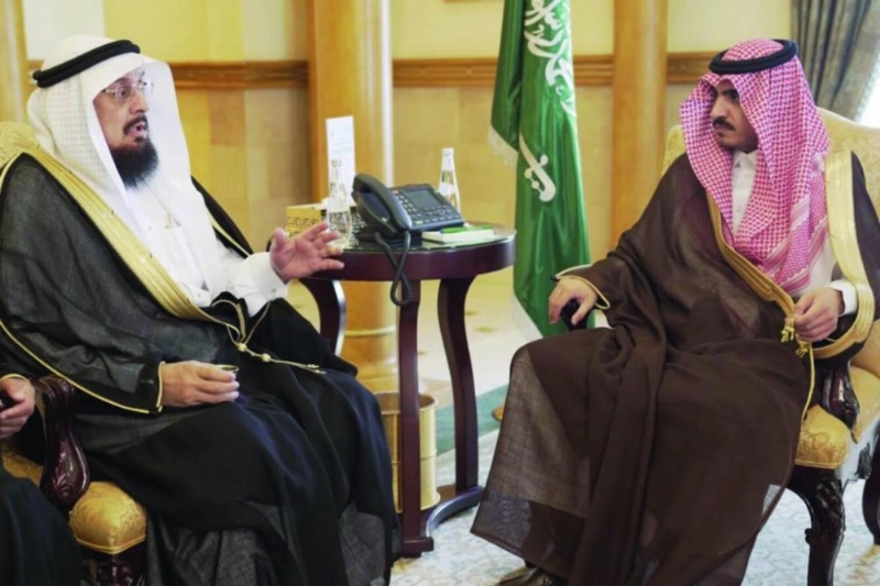 بدر بن سلطان خلال استقباله عبدالعزيز سرحان (مكة)