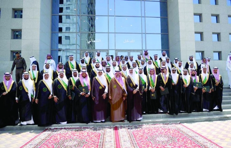 مشعل بن ماجد متوسطا الخريجين (مكة)