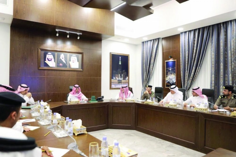 بدر بن سلطان لدى ترؤسه الاجتماع (مكة)