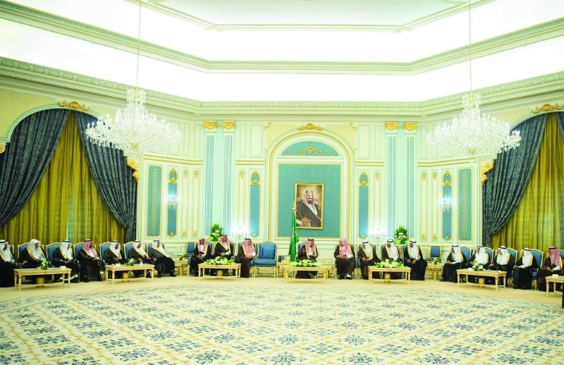 الملك سلمان لدى استقباله رئيس وأعضاء الشورى في قصر اليمامة بالرياض أمس (واس)