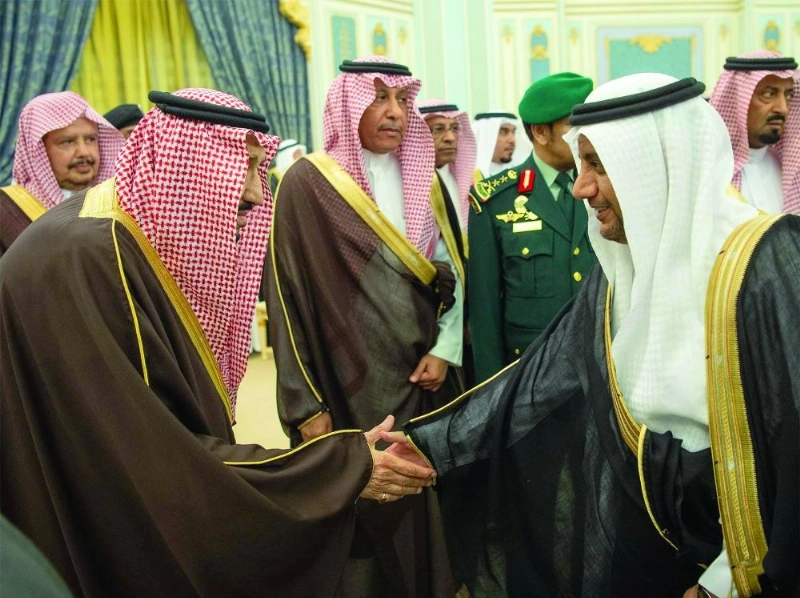 الملك سلمان خلال الاستقبال