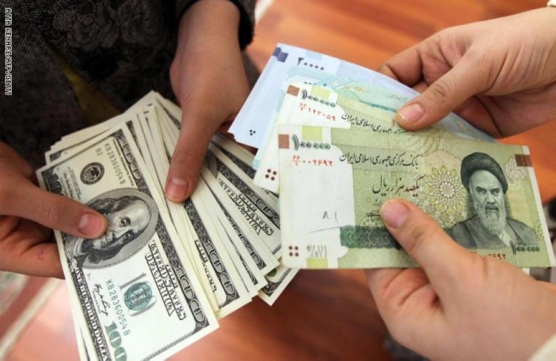 موجة جديدة من الهبوط تواجه الريال الإيراني
