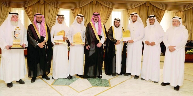 بدر بن سلطان خلال تكريمه الفائزين (واس)