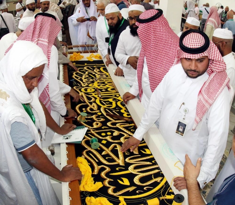 ضيوف برنامج خادم الحرمين خلال زيارتهم مصنع الكسوة (واس)