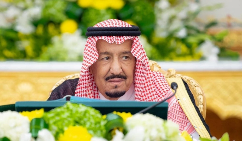 الملك سلمان لدى ترؤسه جلسة مجلس الوزراء في قصر اليمامة بالرياض أمس