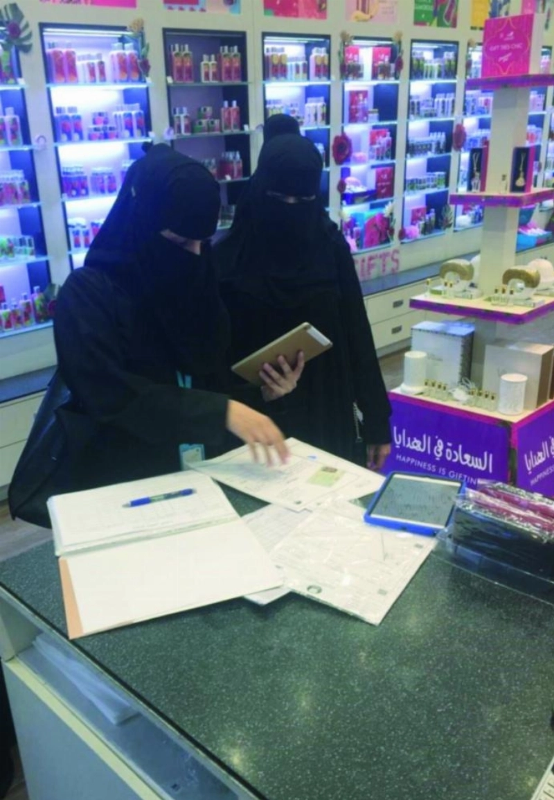 مفتشتان أثناء التأكد من بيانات أحد المحلات (وزارة العمل)