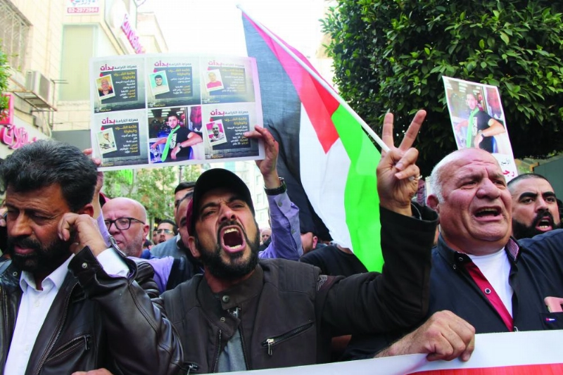 فلسطينيون خلال مظاهرة تضامنا مع السجناء (د ب أ)