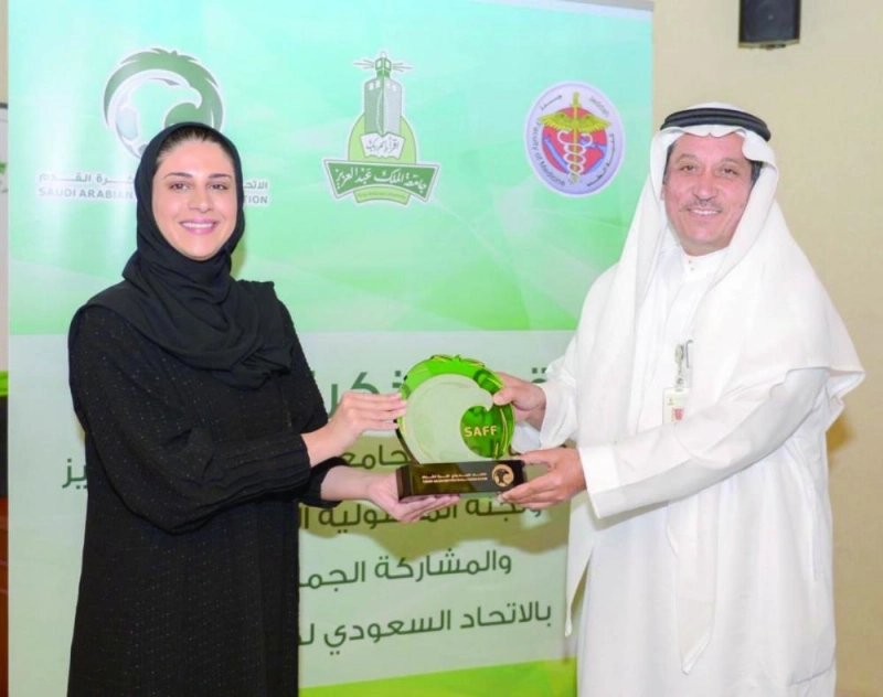 الأحول والعريفي عقب توقيع الاتفاقية (إعلامي اتحاد القدم)