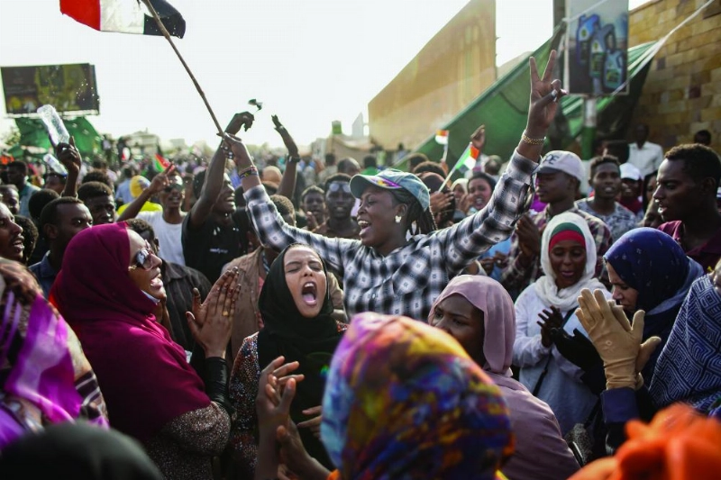 احتفالات سودانية باعتقال البشير (د ب أ)