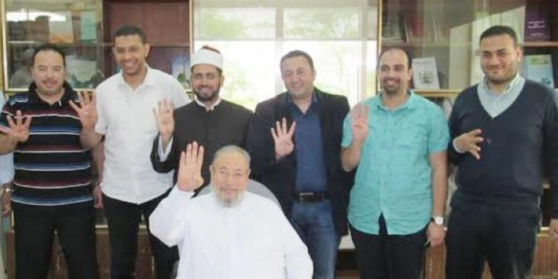 إخوان مصر يرفعون شعار رابعة من قلب الدوحة (مكة)