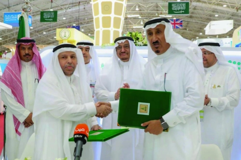 فهد السماري وعبدالرحمن اليوبي بعد توقيع الاتفاقية (مكة)