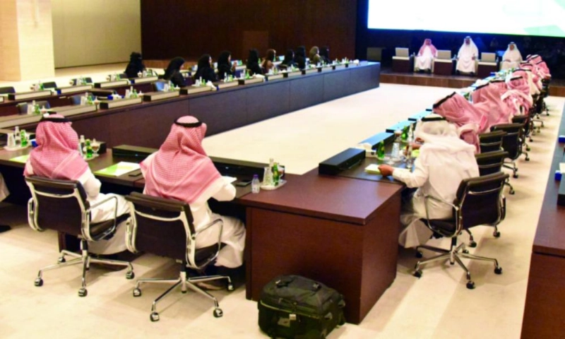 عبدالله الفوزان خلال استقباله المتدربين والمتدربات (واس)