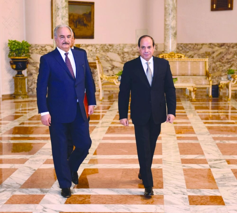 السيسي لدى استقبال حفتر (د ب أ)
