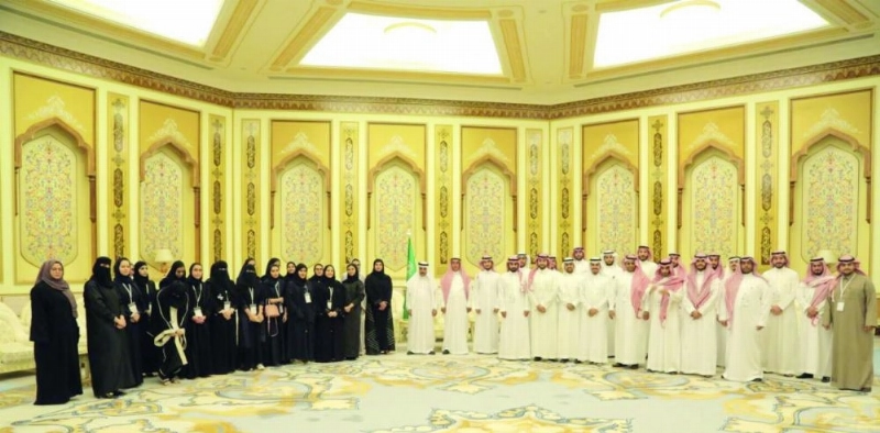 شباب وشابات مشاركون في البرنامج (مكة)