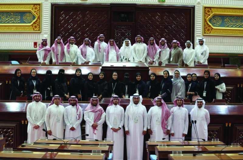 شباب وشابات مشاركون في البرنامج (مكة)