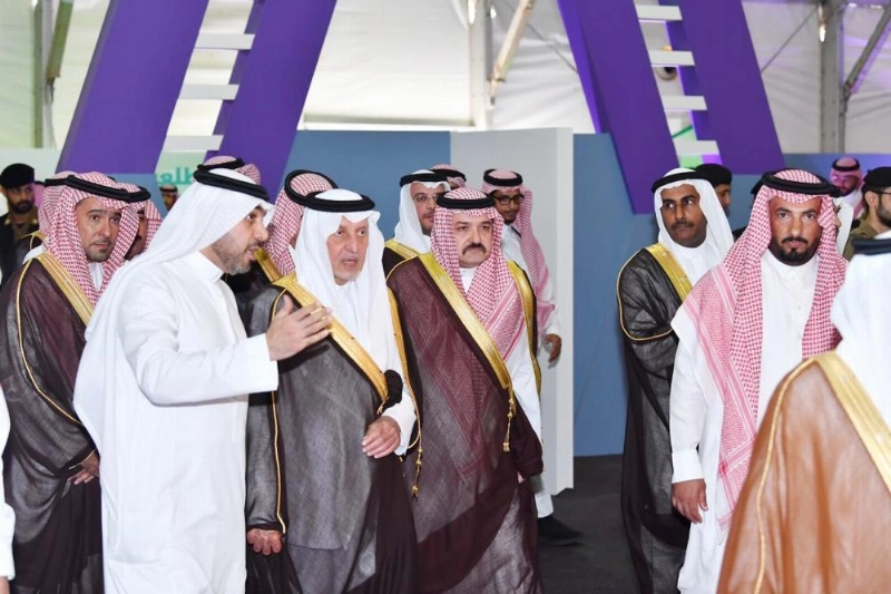 خالد الفيصل خلال جولته داخل المعرض