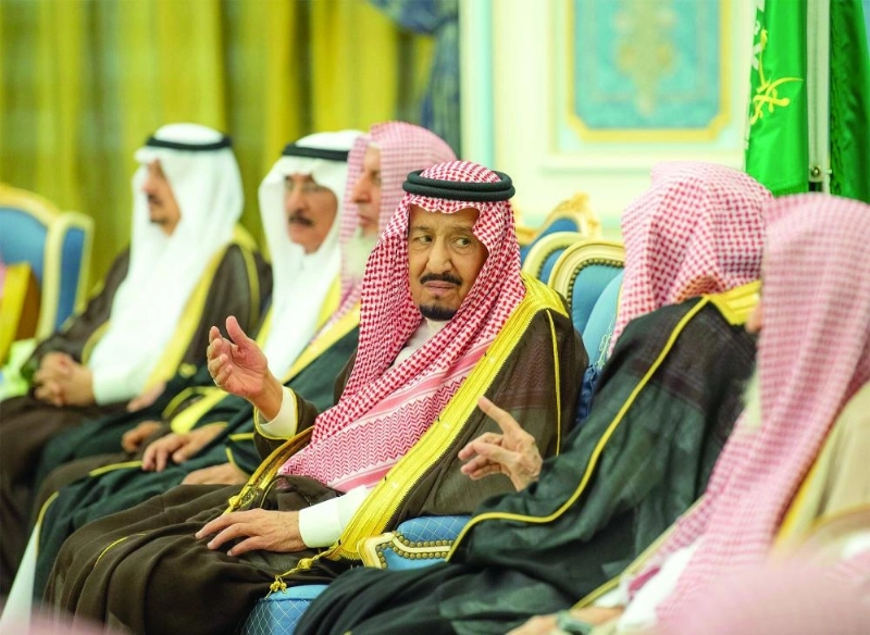 الملك سلمان لدى استقباله الأمراء والمفتي والعلماء ومواطنين في قصر اليمامة بالرياض أمس (واس)