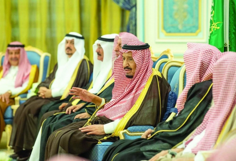 الملك سلمان لدى استقباله الأمراء والمفتي والعلماء ومواطنين في قصر اليمامة بالرياض أمس (واس)