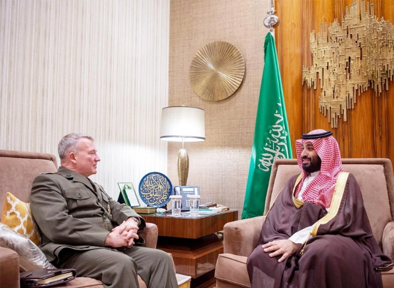الأمير محمد بن سلمان لدى لقائه كينيث مكينزي في الرياض أمس الأول (واس)