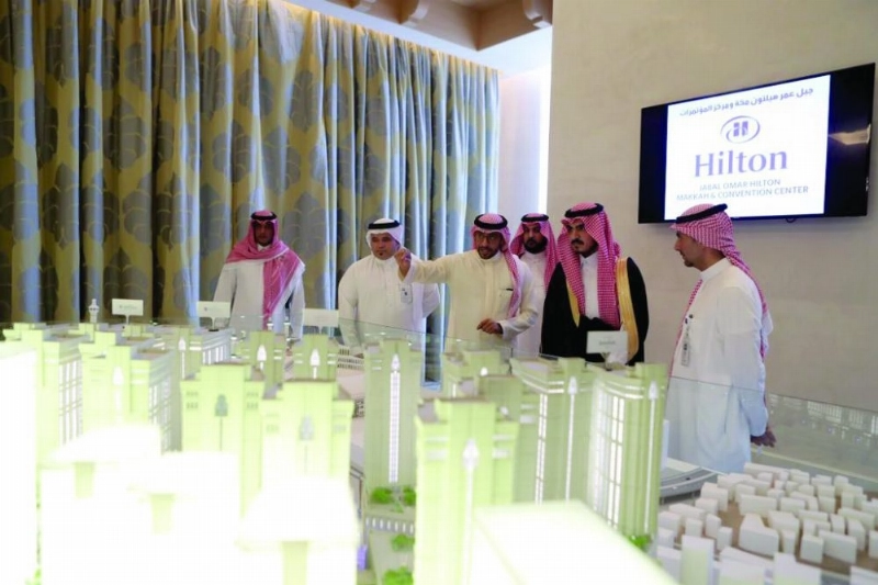 بدر بن سلطان مطلعا على مجسم للمشروع (مكة)