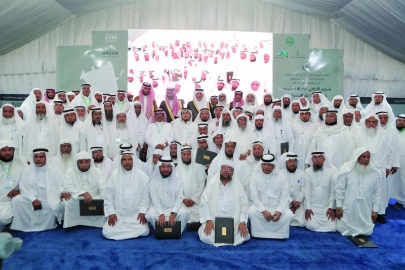 خالد الفيصل متوسطا سكان حي النكاسة أمس (واس)