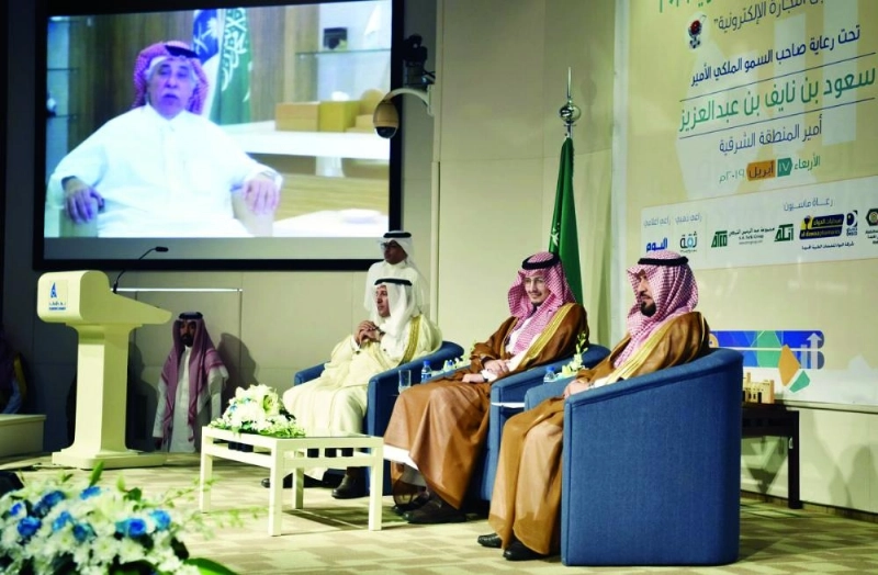 نائب أمير الشرقية خلال حضوره المنتدى (غرفة الشرقية)