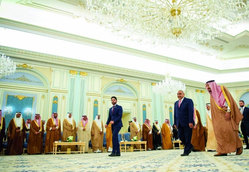 الملك سلمان لدى استقباله عادل عبدالمهدي في قصر اليمامة بالرياض أمس (واس)