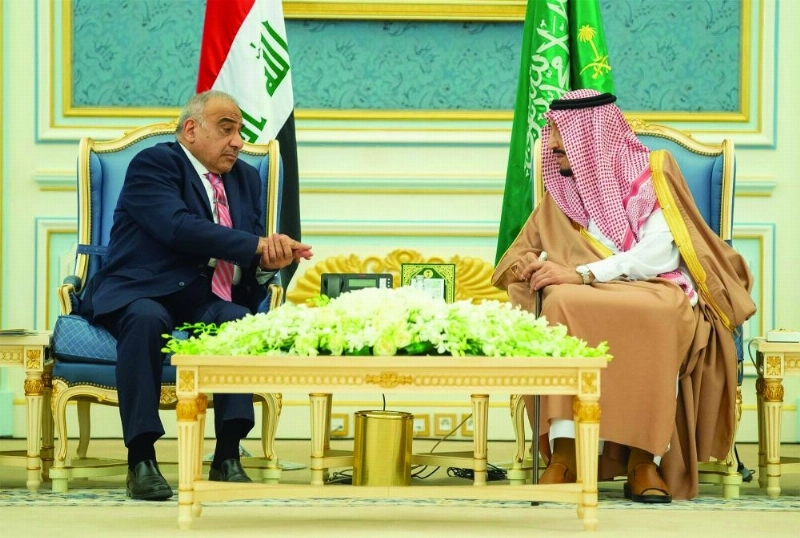 الملك سلمان لدى استقباله عادل عبدالمهدي في قصر اليمامة بالرياض أمس (واس)